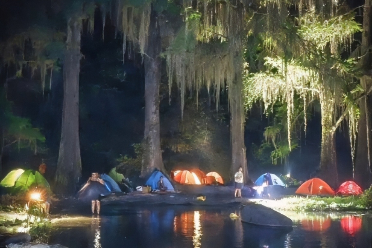 La experiencia de camping y senderismo que debes vivir esta primavera