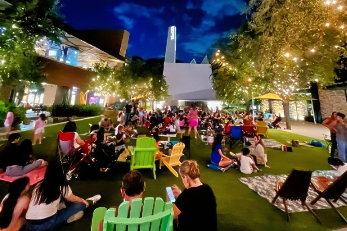 Cine gratis bajo las estrellas en Pueblo Serena durante agosto — para disfrutar en familia