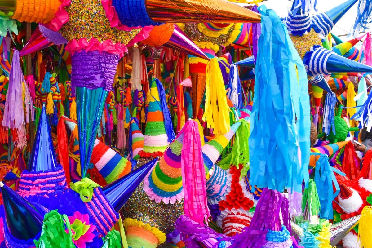 Piñatas navideñas en Monterrey