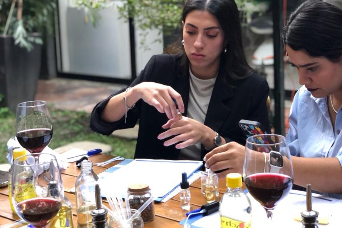 Llega a Monterrey un taller de perfume esenciales